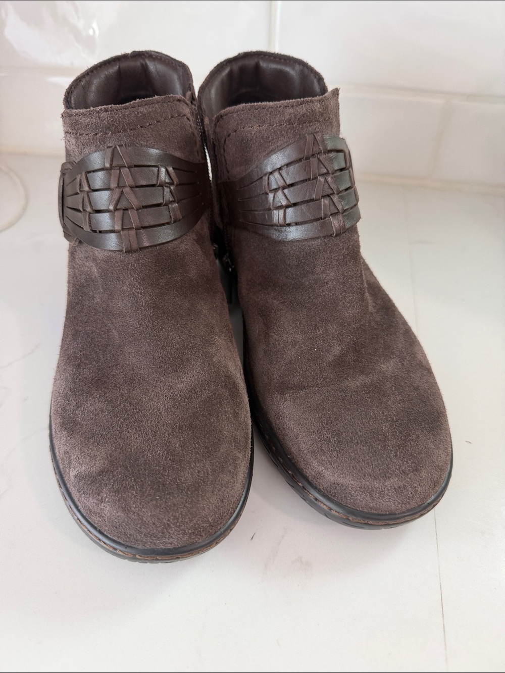 Earth Synal Suede Flat Casual Ankle Booties Dark Brown Size 7 EUC